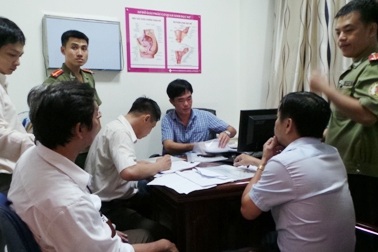 Cách phòng khám Trung Quốc “vẽ bệnh móc túi”