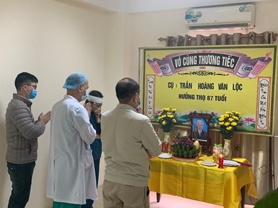 Nữ điều dưỡng lập bàn thờ chịu tang cha trong bệnh viện dã chiến - 2 Nữ điều dưỡng lập bàn thờ chịu tang cha trong bệnh viện dã chiến - 2