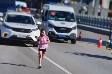 Sự thật ông bố Trung Quốc để con gái 6 tuổi chạy hộ cuộc thi marathon