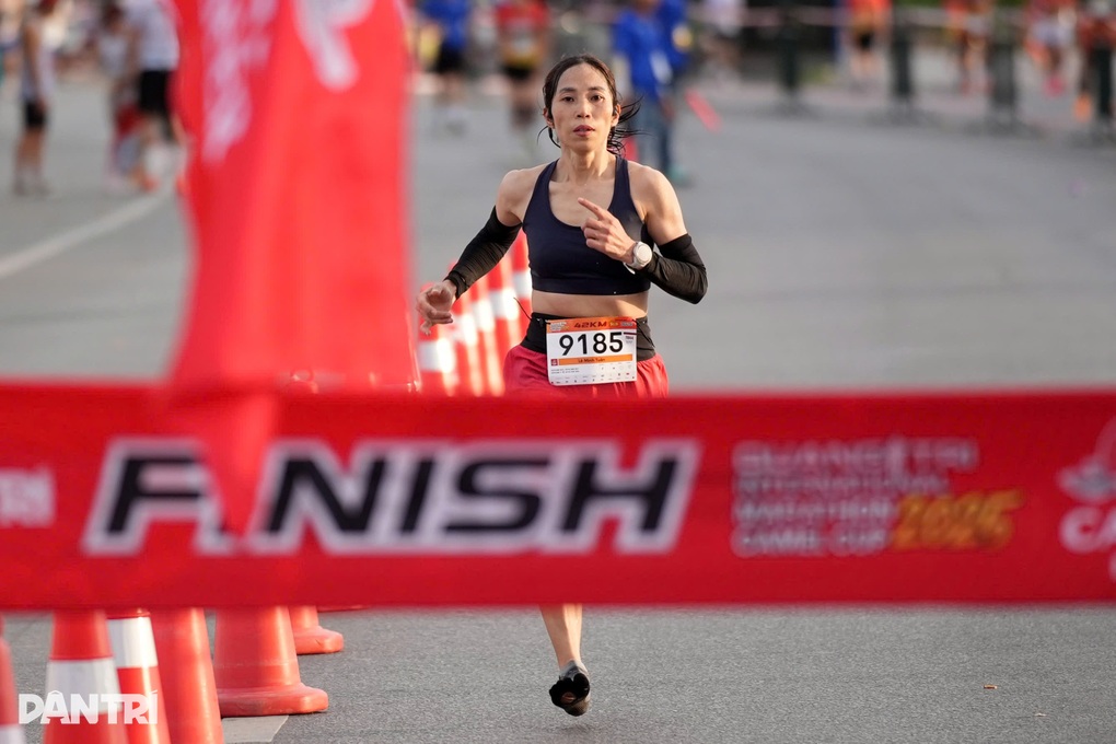여성 맨발 주자, 광트리 국제 마라톤 42km 우승 - 1 Nữ VĐV chạy chân đất vô địch 42km giải Quảng Trị International Marathon - 1