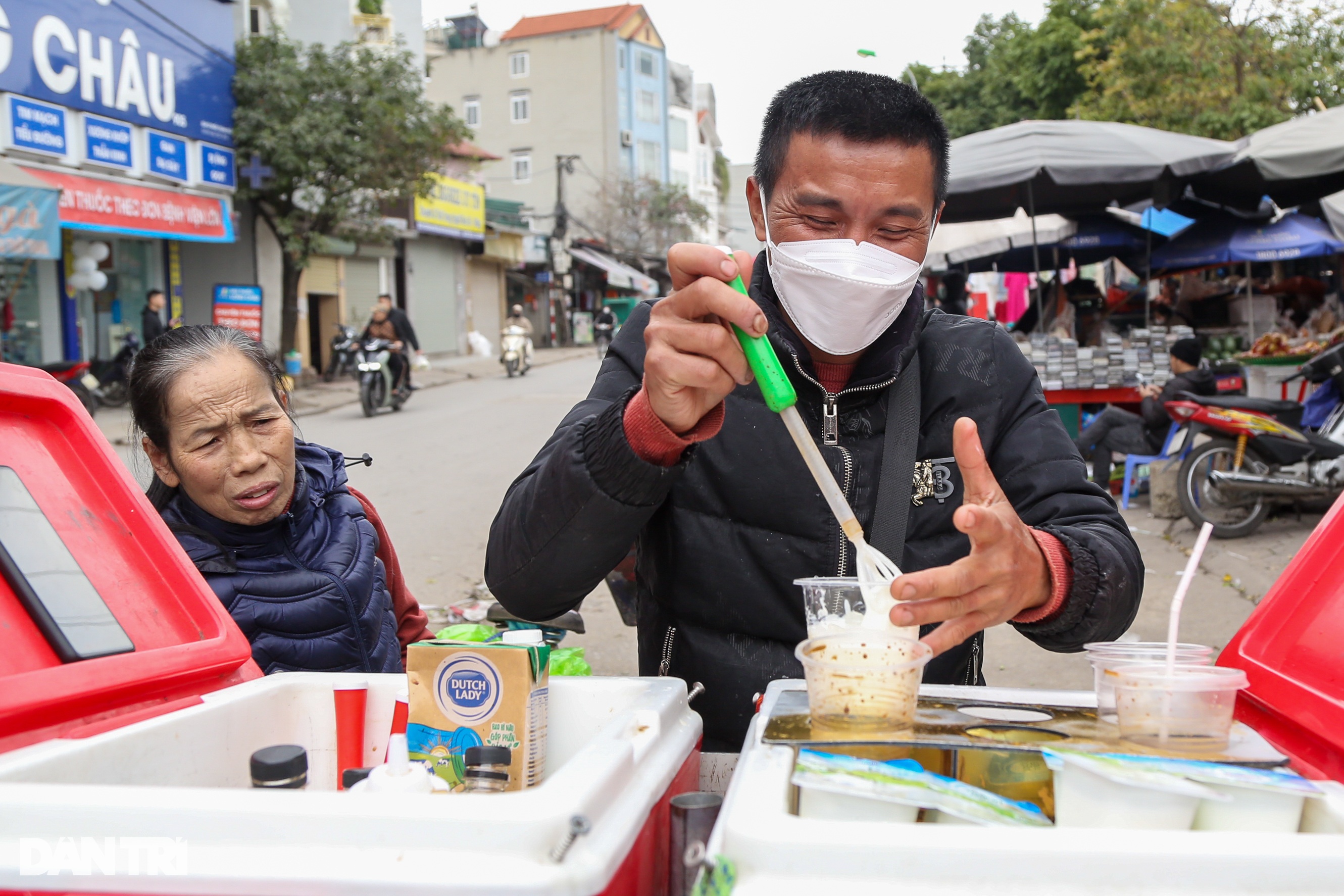 Nhiều người "nghiện" cà phê của anh Hay (Ảnh: Nguyễn Sơn).