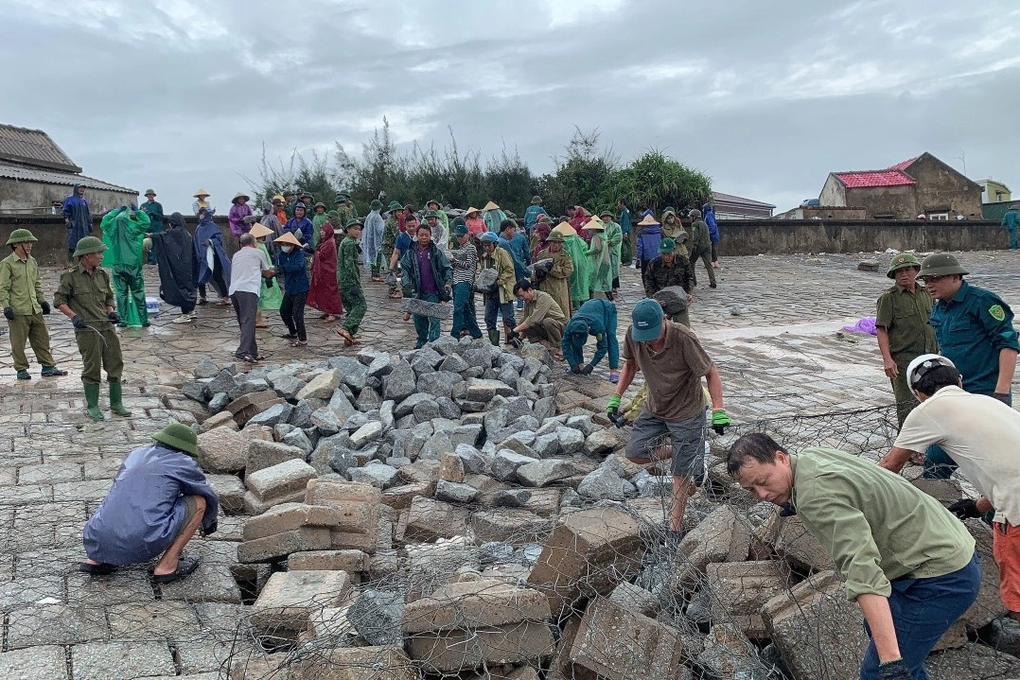 Tuyến kè bảo vệ 1.200 hộ dân lại sạt lở, xã huy động hơn 200 người gia cố - 1