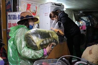 Hàng giặt là quá tải, làm việc đến 3 giờ sáng trong ngày Hà Nội mưa nồm