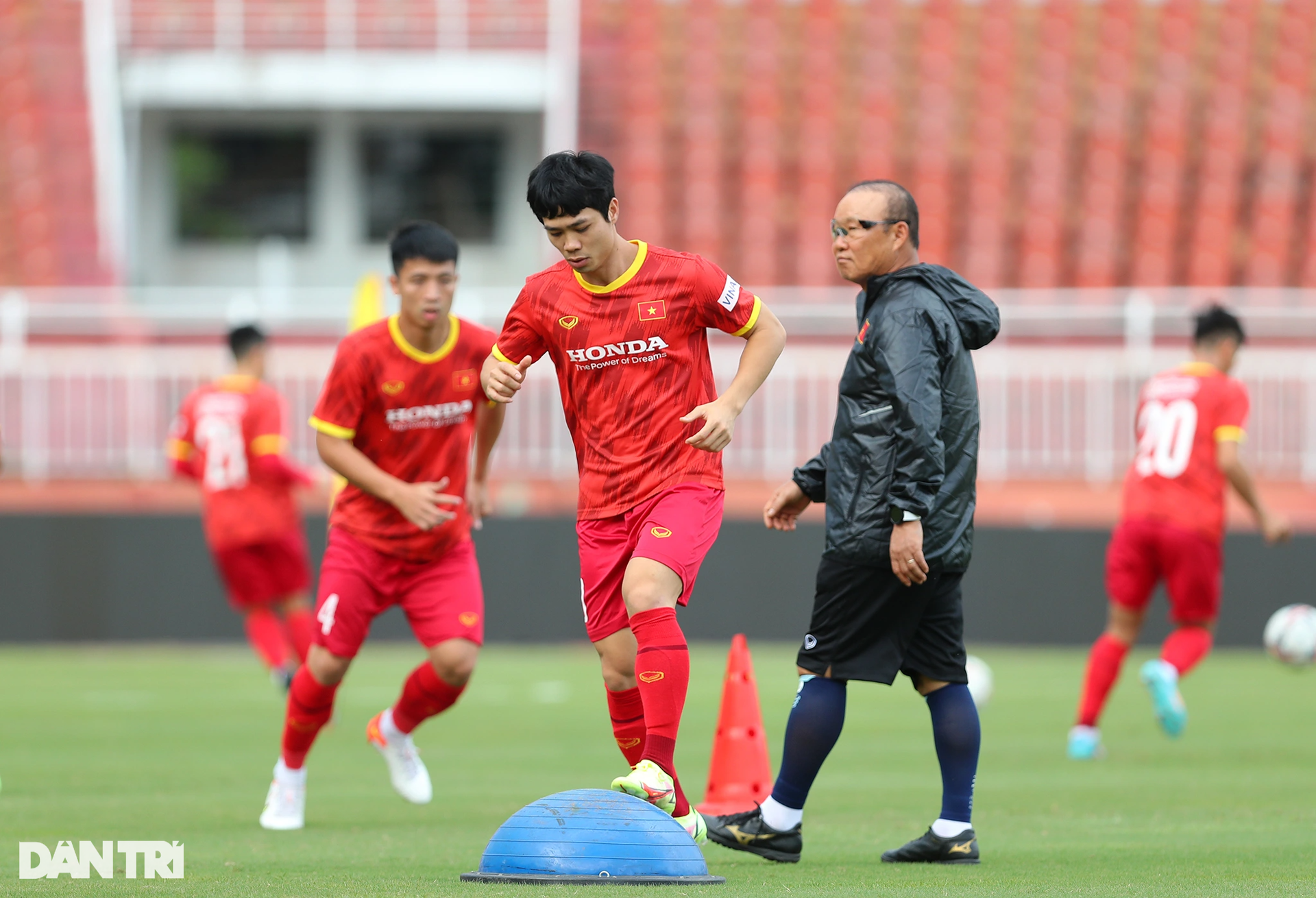 HLV Park Hang Seo lên gối Tiến Linh sau hành động trêu đùa  - 7