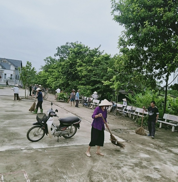 Các thành viên CLB Liên thế hệ thôn Môn Trì, xã Vĩnh Thịnh, huyện Vĩnh Tường cùng nhau tổng vệ sinh khu nhà văn hoá.