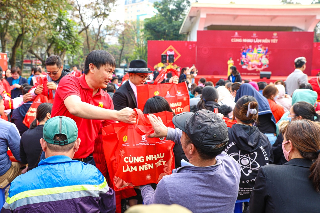 Cùng nhau làm nên Tết sẻ chia nhiều phần quà tới người lao động - 1 Cùng nhau làm nên Tết sẻ chia nhiều phần quà tới người lao động - 1