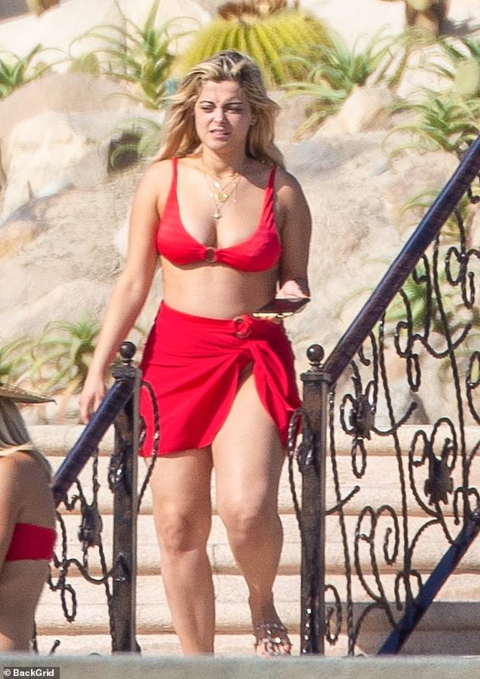 Bebe Rexha lộ dáng đẫy đà khi diện bikini - 3 Bebe Rexha lộ dáng đẫy đà khi diện bikini - 3