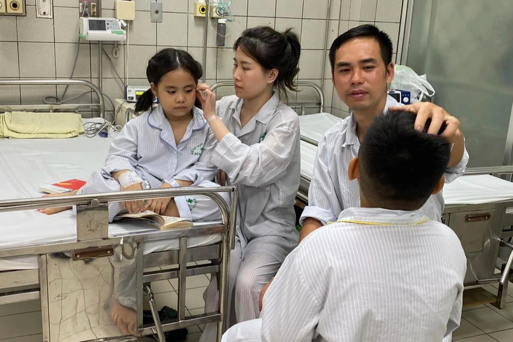 Chiều nay, nhiều bệnh nhân vụ cháy chung cư mini được ra viện - 1 Chiều nay, nhiều bệnh nhân vụ cháy chung cư mini được ra viện - 1