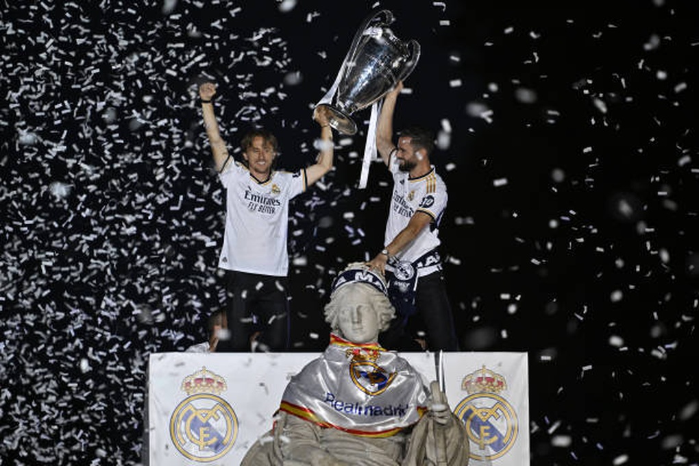 Biển người đổ ra đường ăn mừng cúp vô địch Champions League của Real Madrid - 13 Biển người đổ ra đường ăn mừng cúp vô địch Champions League của Real Madrid - 13