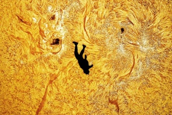 Hậu trường của bức ảnh "người rơi trên Mặt Trời" đang gây sốt