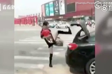 Hài hước trào lưu “chị em” đóng cốp xe bằng chân để… đọ chân dài