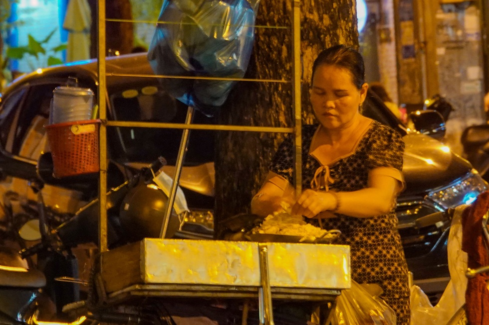 Lão gù ở nhà thờ Đức Bà với gánh hàng rong nuôi cả gia đình - 8 Lão gù ở nhà thờ Đức Bà với gánh hàng rong nuôi cả gia đình - 8