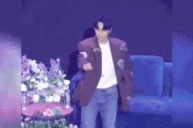 Sau Blackpink, người tình màn ảnh của Song Hye Kyo gây sốt với "See tình"