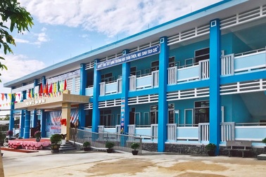 Niềm vui trường mới của trẻ em vùng rốn lũ