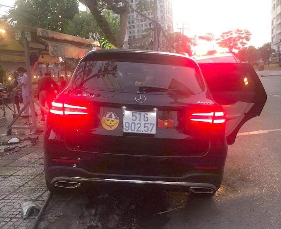 Ô tô tông xe máy, cụ ông chạy xe ôm chết, nữ tiếp viên hàng không trọng thương - 1 Ô tô tông xe máy, cụ ông chạy xe ôm chết, nữ tiếp viên hàng không trọng thương - 1