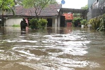 Lũ ập tới trở tay không kịp, nhiều gia đình phải "bỏ của chạy lấy người"