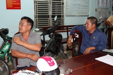 Xử phạt 2 đối tượng lăng mạ, giật bảng tên của CSGT