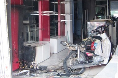 Một nhà dân bị phóng hỏa giữa đêm