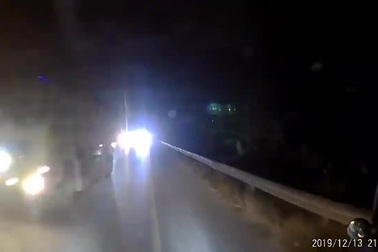 Tài xế “mù tạm thời” vì kiểu sử dụng đèn pha vô tội vạ của xe đi ngược chiều