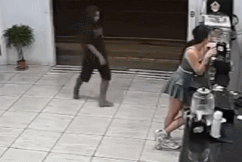 Clip “cô gái dùng võ thuật khống chế tên cướp manh động” nổi bật tuần qua