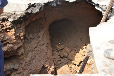 “Hố tử thần” xuất hiện giữa ngã tư, giao thông kẹt cứng