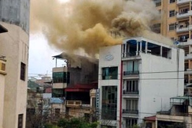 Hà Nội: Hoảng loạn vì khói mù mịt ở quán ăn nhanh