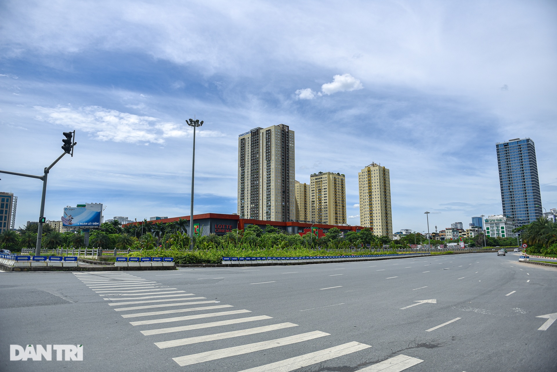 Trùm khăn ướt, đeo mặt nạ trong ngày Hà Nội nắng nóng 40 độ C - 1 Trùm khăn ướt, đeo mặt nạ trong ngày Hà Nội nắng nóng 40 độ C - 1