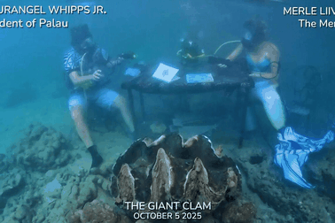 Nhà lãnh đạo thế giới đầu tiên lặn xuống biển trả lời phỏng vấn trực tiếp