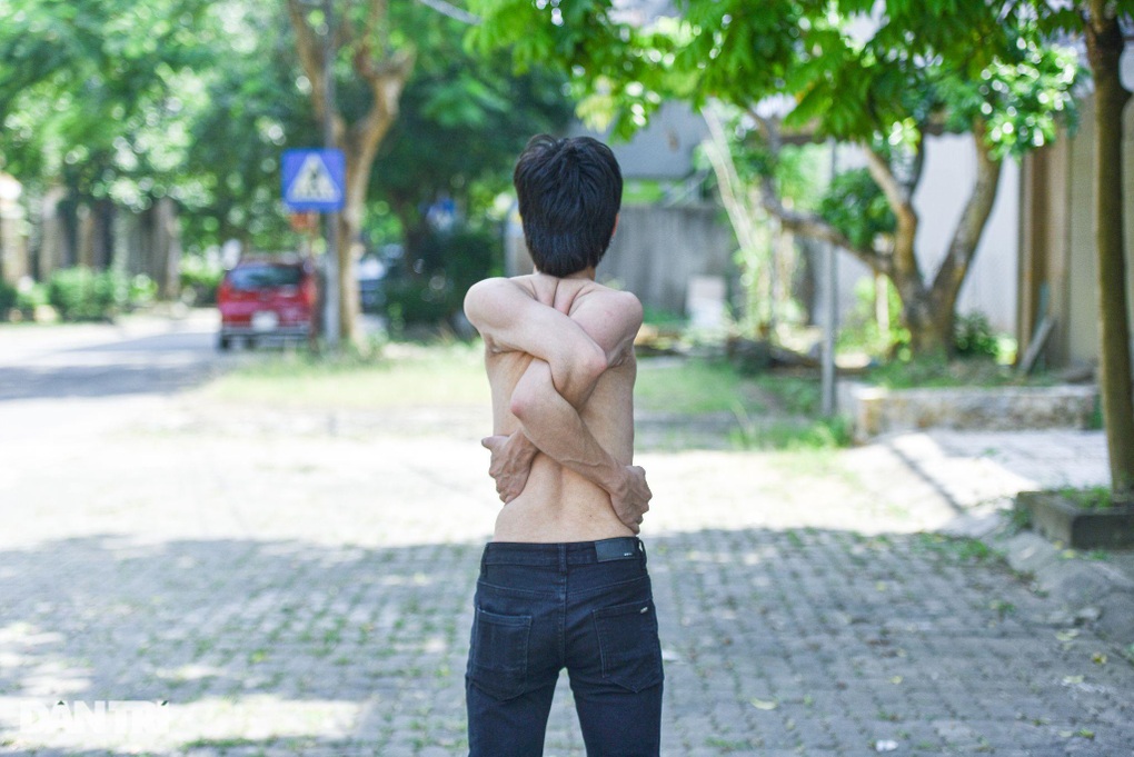 Dị nhân không xương ở Hà Nội, mất vài giây lật ngược cổ, vai - 8 Dị nhân không xương ở Hà Nội, mất vài giây lật ngược cổ, vai - 8