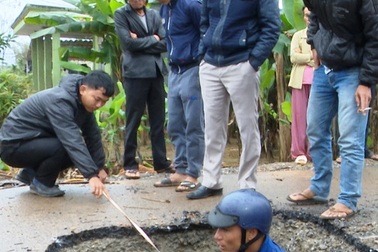 Xuất hiện “hố tử thần” sâu gần 3m trên đường