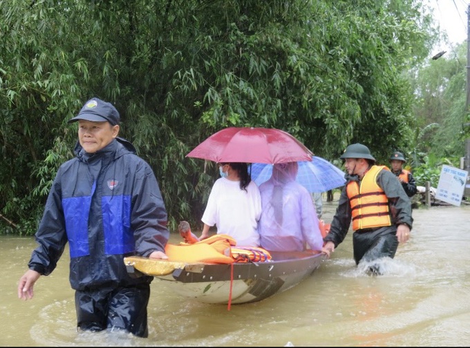 Thừa Thiên Huế: Kịp thời ứng cứu người dân chịu ảnh hưởng mưa lũ - Ảnh 12. Thừa Thiên Huế: Kịp thời ứng cứu người dân chịu ảnh hưởng mưa lũ - Ảnh 12.