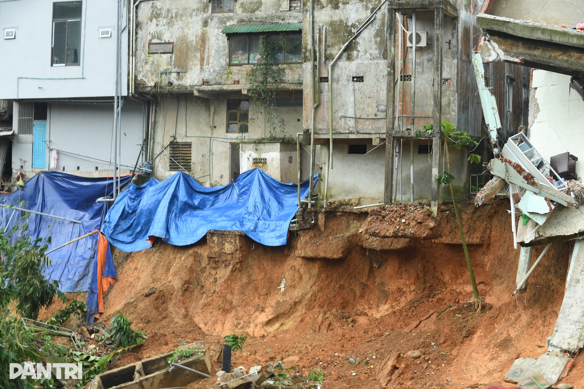 Sạt lở xé toạc nhà dân, đe dọa khách sạn, hàng chục người tháo chạy - 5