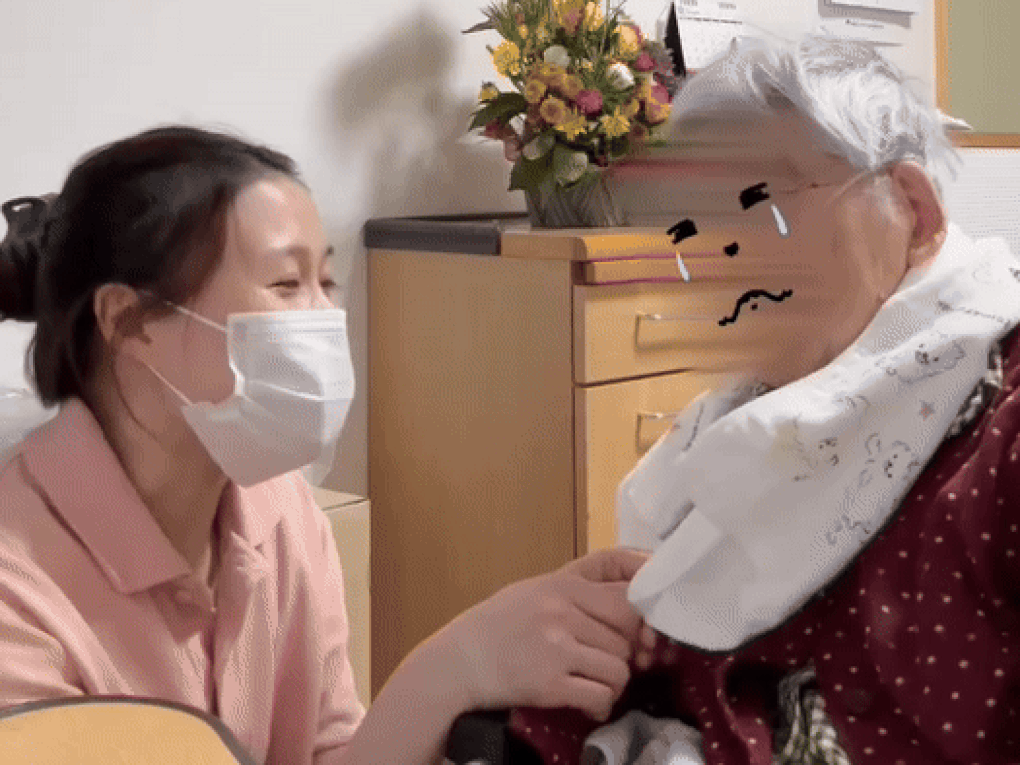 Cụ bà Nhật Bản khóc nghẹn khi chia tay cô điều dưỡng Việt Nam - 1