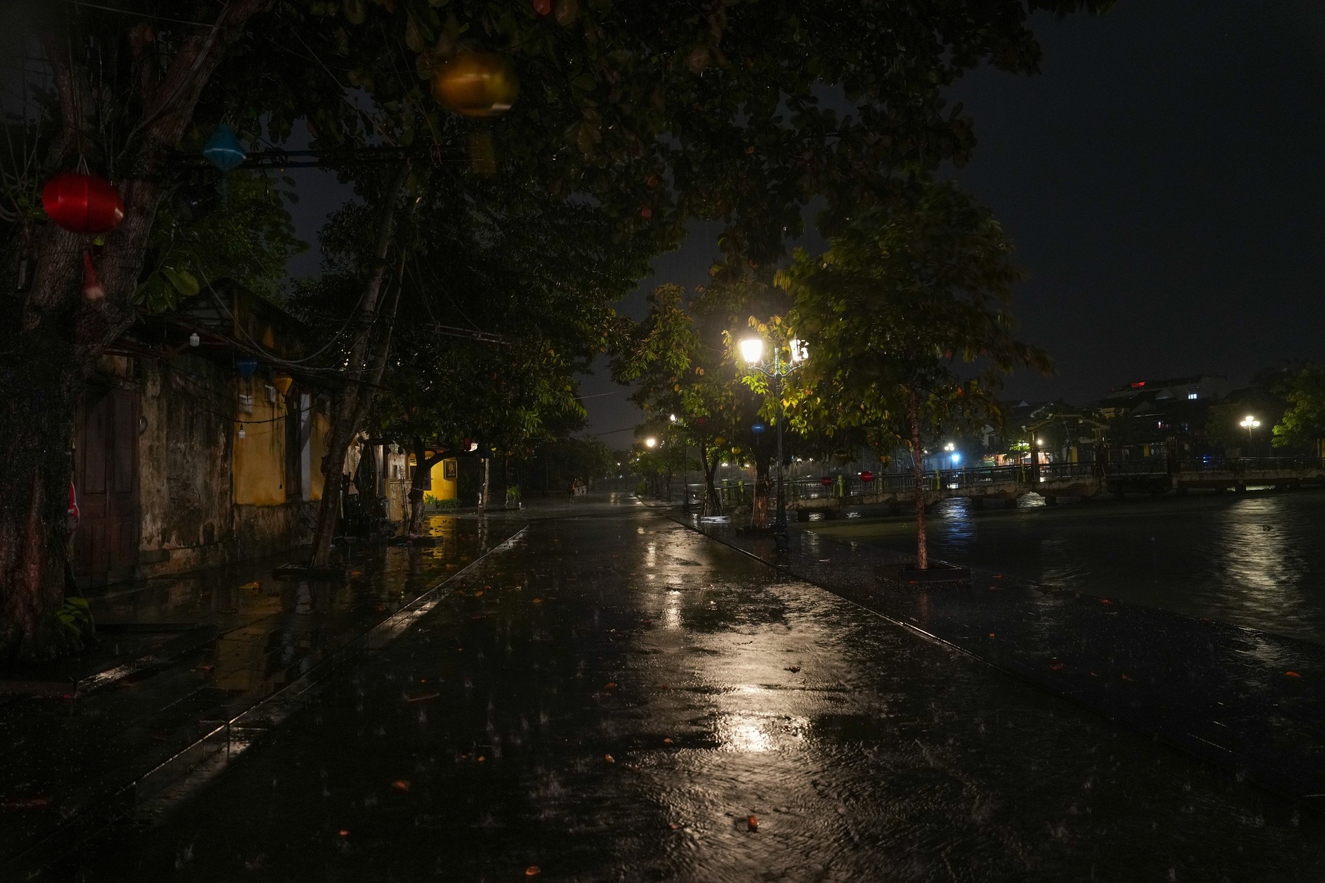 Đường phố Đà Nẵng, Hội An vắng lặng, nín thở chờ bão quét qua - 9 Đường phố Đà Nẵng, Hội An vắng lặng, nín thở chờ bão quét qua - 9