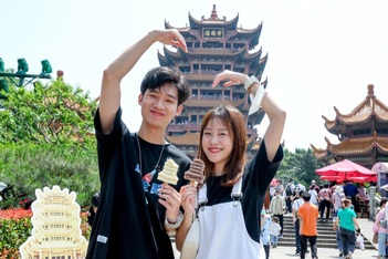 Lần đầu vượt Thái Lan, Việt Nam hưởng lợi gì từ làn sóng khách Trung Quốc?