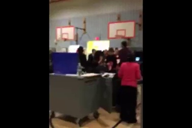 Hai phụ nữ ngực trần biểu tình tại nơi ông Trump bỏ phiếu