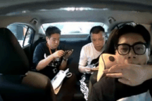 Khách nước ngoài đưa nhầm tờ 200.000 đồng, hành động của tài xế gây bất ngờ