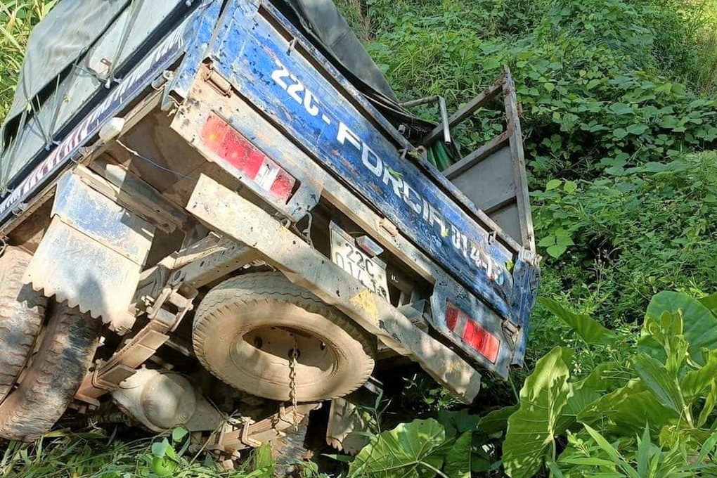 Ô tô tải lao xuống vực sâu 20m, lái xe tử vong - 3 Ô tô tải lao xuống vực sâu 20m, lái xe tử vong - 3