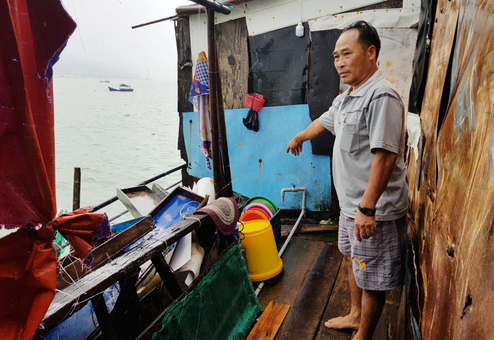 Nhà dân bị sóng đánh hở hàm ếch, nhiều người lo lắng sơ tán - 1 Nhà dân bị sóng đánh hở hàm ếch, nhiều người lo lắng sơ tán - 1