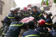8 giờ bộ đội, cảnh sát chạy đua thời gian cứu nạn nhân nhà sập