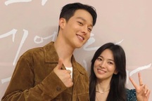 3 năm sau khi ly hôn, Song Hye Kyo đăng ảnh tình tứ với bạn khác giới