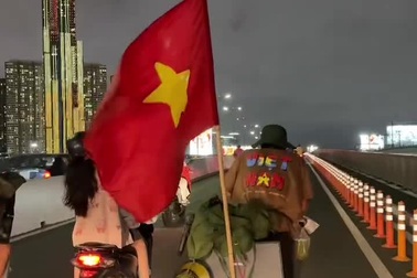 Chàng trai đạp xe xuyên Việt chính thức đến TPHCM