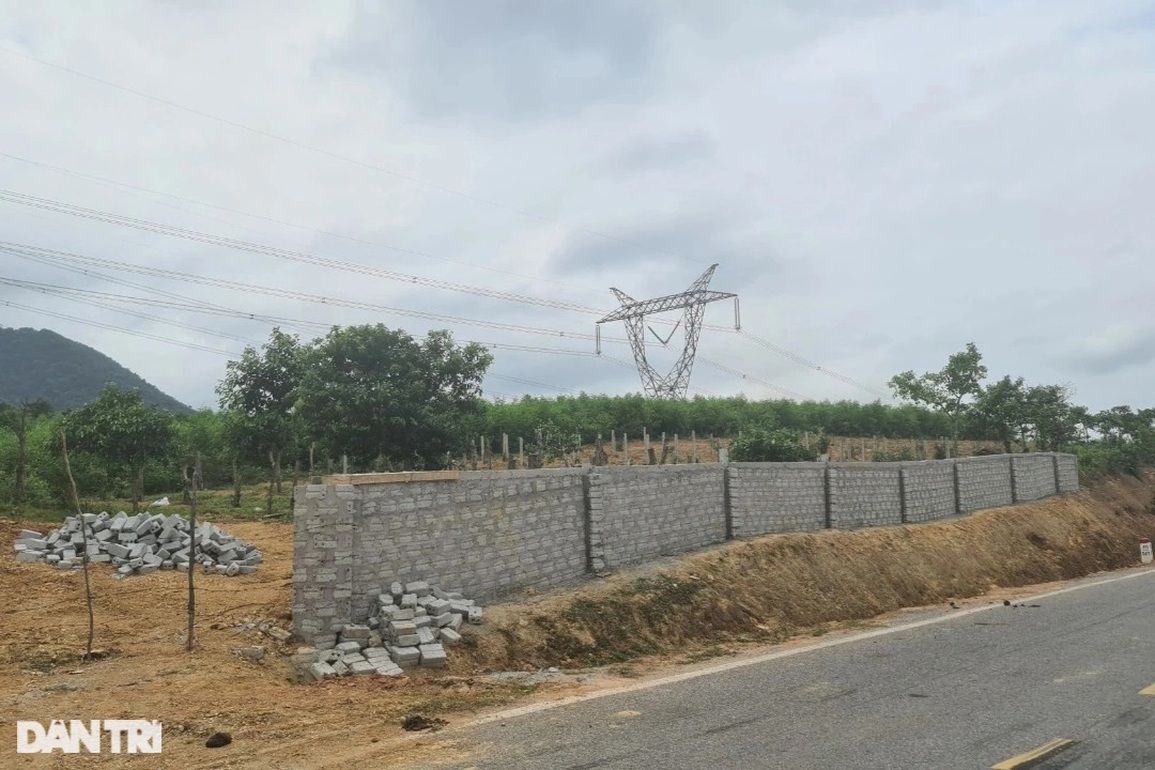 Tuýt còi xây dựng đón đầu đền bù cao tốc: Chỗ phá dỡ, nơi mọc bất chấp - 4 Tuýt còi xây dựng đón đầu đền bù cao tốc: Chỗ phá dỡ, nơi mọc bất chấp - 4