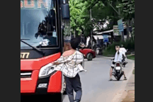 Nam thanh niên cầm dao ra đường chém xe ô tô