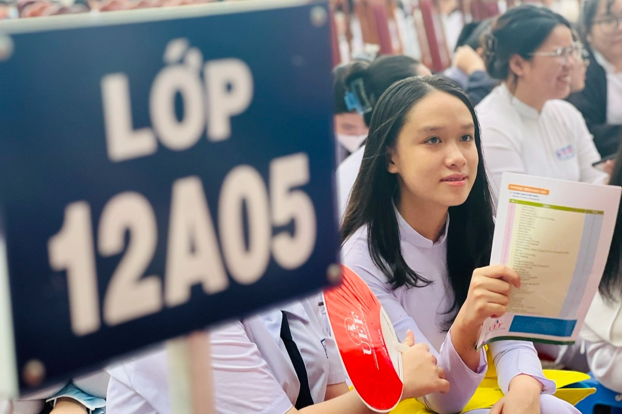 ຜູ້ຊາຍປະລີນຍາຕີເຮັດວຽກເປັນພະນັກງານຂົນສົ່ງຂໍຮ້ອງໃຫ້ແຟນຮຽນຊັ້ນ 12 ບໍ່ໃຫ້ເຂົ້າມະຫາວິທະຍາໄລ - 4 Nam cử nhân làm shipper năn nỉ bạn gái lớp 12 đừng học đại học - 4