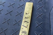 Nhặt được thỏi vàng hơn 2kg, shipper từ chối tiền hậu tạ khi trả tài sản