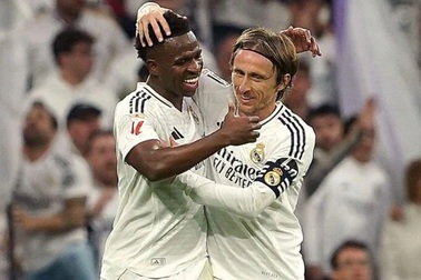 Modric và Vinicius ghi bàn, Real Madrid cân bằng điểm số với Barcelona