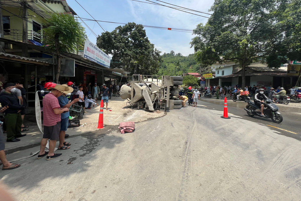 Xe bồn chở bê tông bị lật, đè chết 2 vợ chồng cùng một con nhỏ - 2 Xe bồn chở bê tông bị lật, đè chết 2 vợ chồng cùng một con nhỏ - 2