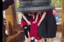 Chui vào chuông chùa để… giải nghiệp: Mê tín thái quá, làm mất tôn nghiêm