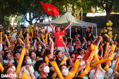 TPHCM hạn chế xe trên phố đi bộ Nguyễn Huệ để chiếu bóng đá